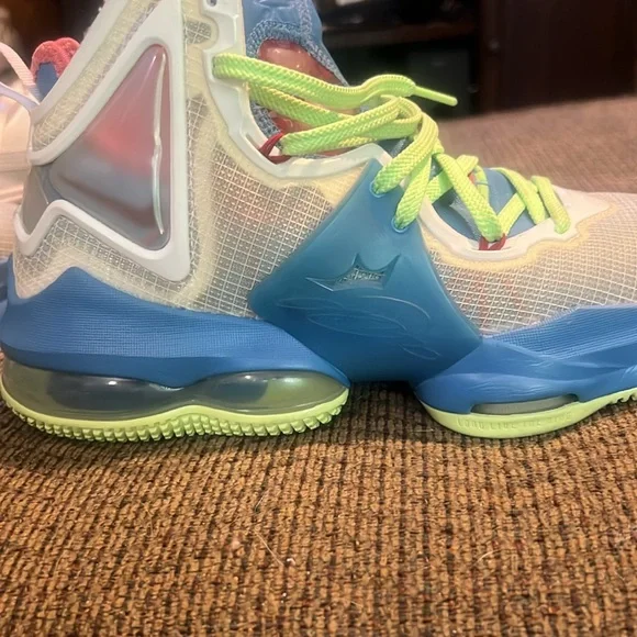 Lebron Nike Youth size 6.5 / women’s 8.5 - Picture 3 of 7